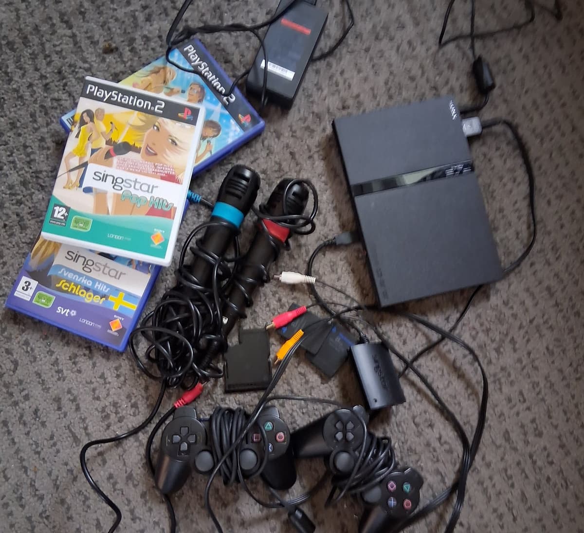 PlayStation 2 Slim paket med SingStar spel, mikrofoner & kontroller